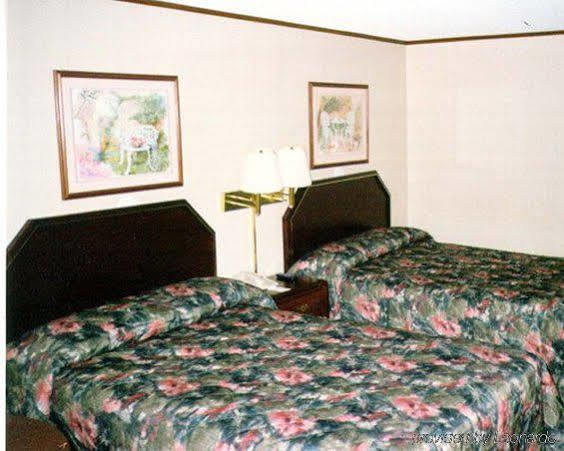Red Carpet Inn Гринсборо Номер фото